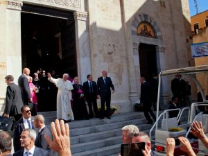 papa franceso in cattedrale a cagliari