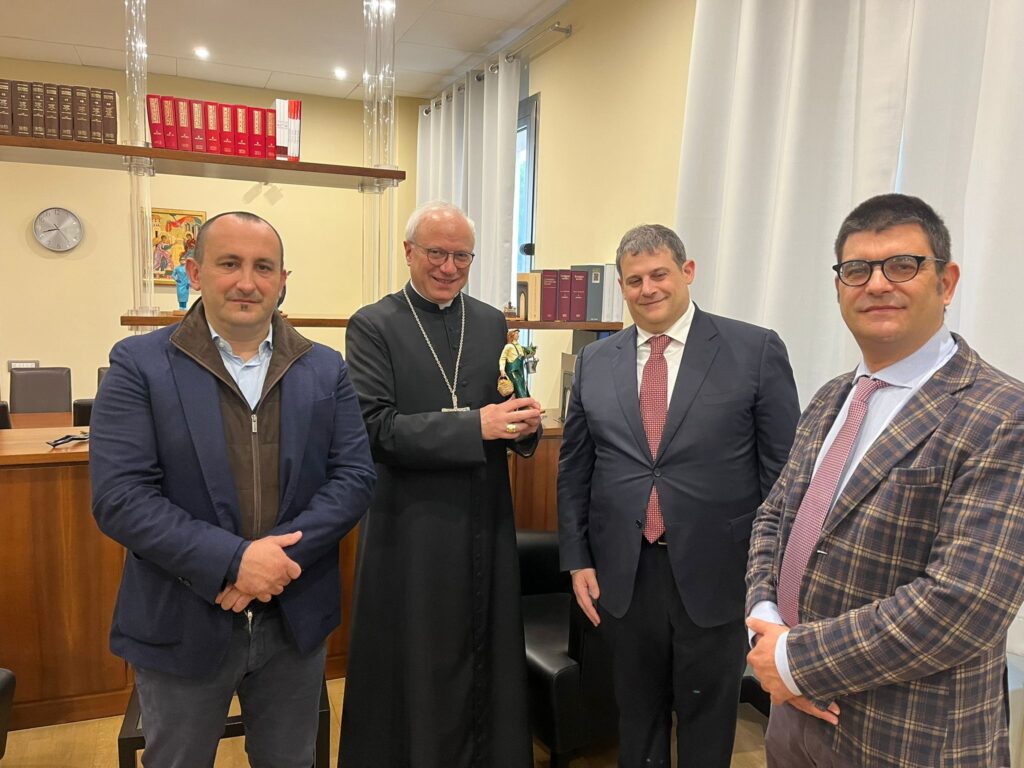 CAGLIARI-CONFARTIGIANATO-COLDIRETTI-CONSEGNA-STATUINA-VESCOVO-BATURI-16-12-2022-1