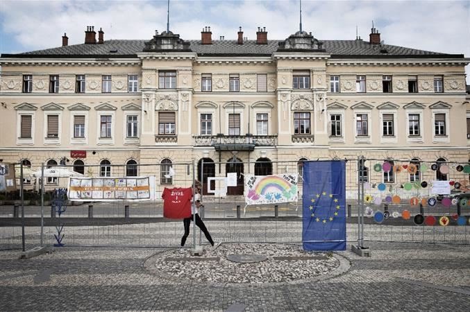 A-woman-cross-the-new-26026931