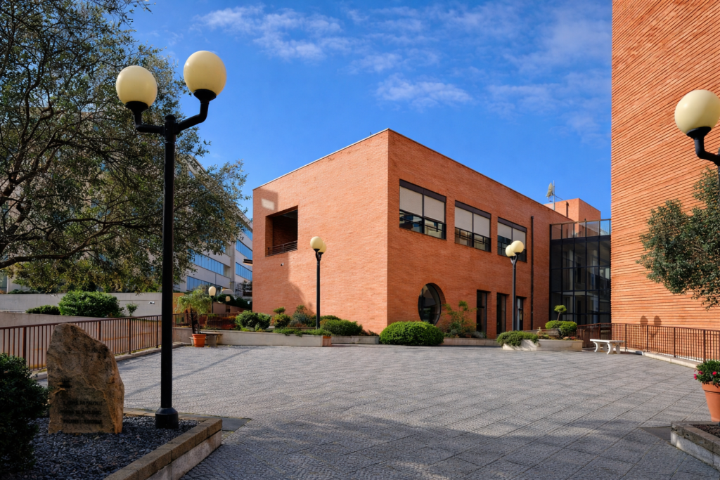 Cortile moderno con edifici in mattoni rossi