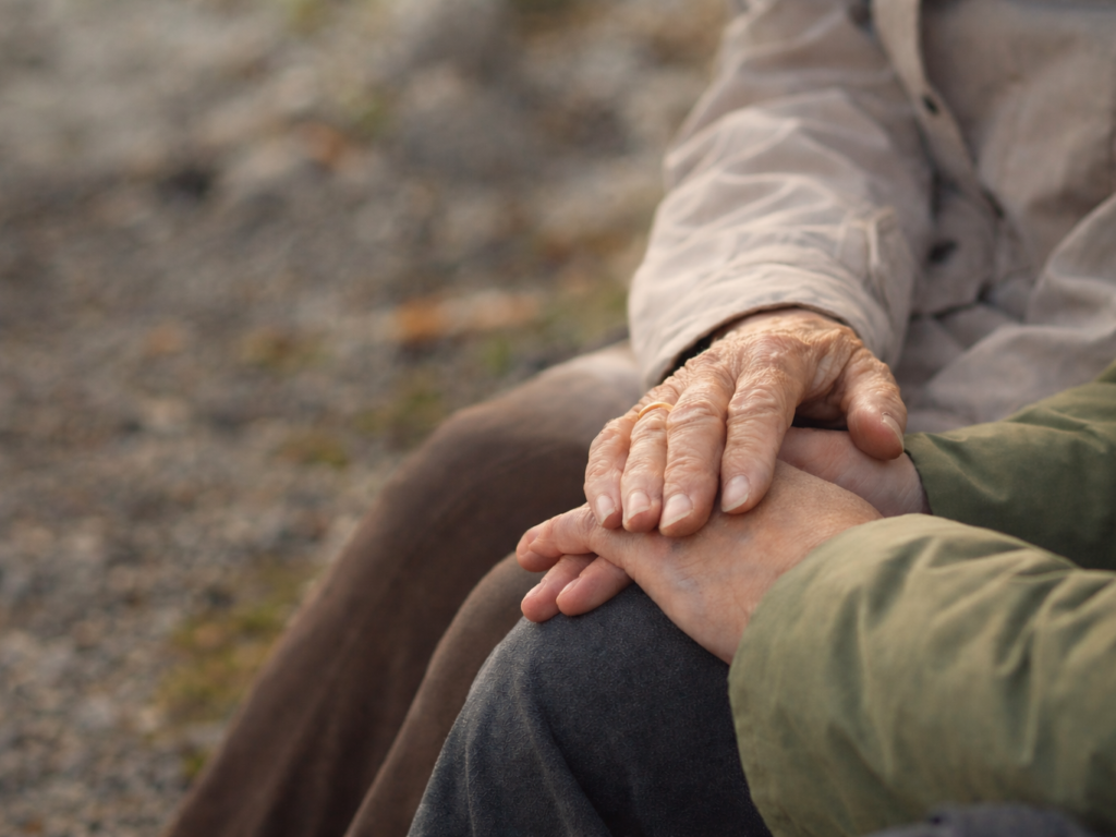 mani che si toccano . fragilità – vicinanza – salute