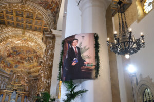 Agrigento, 9 maggio 2021.
Il card. Marcello Semeraro presiede la Messa di Beatificazione del giudice Rosario Livatino, ucciso dalla Mafia.
L'immagine del Beato Rosario Livatino.
